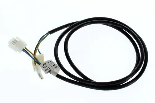 Schwarzes Kabel mit verschiedenen Anschlüssen und einer Mehrfachsteckverbindung. Eingesetzt in elektrotechnischen Anwendungen von Bosch.